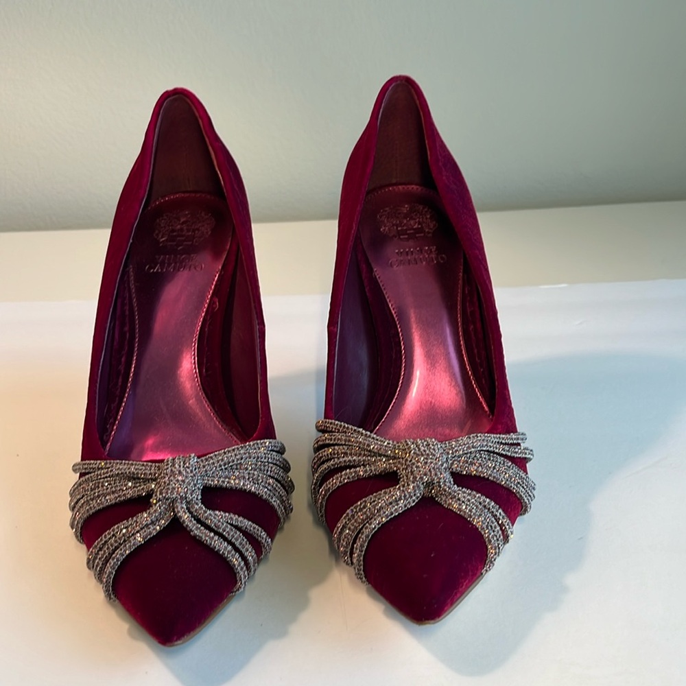 Vince Camuto Faine pointed toe pump Magenta Suede w/ Gorgeous rhinestones SZ 10